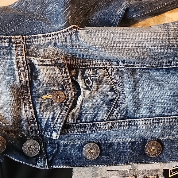 Guess Cropped Jean Jacket and Matching T-shirt. Size: L - Picture 2 of 7